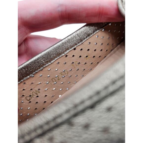 Stuart Weitzman Womens Sz 10 Gold Loafers Leather w/ Gold Toine Chain Flats - Picture 8 of 9